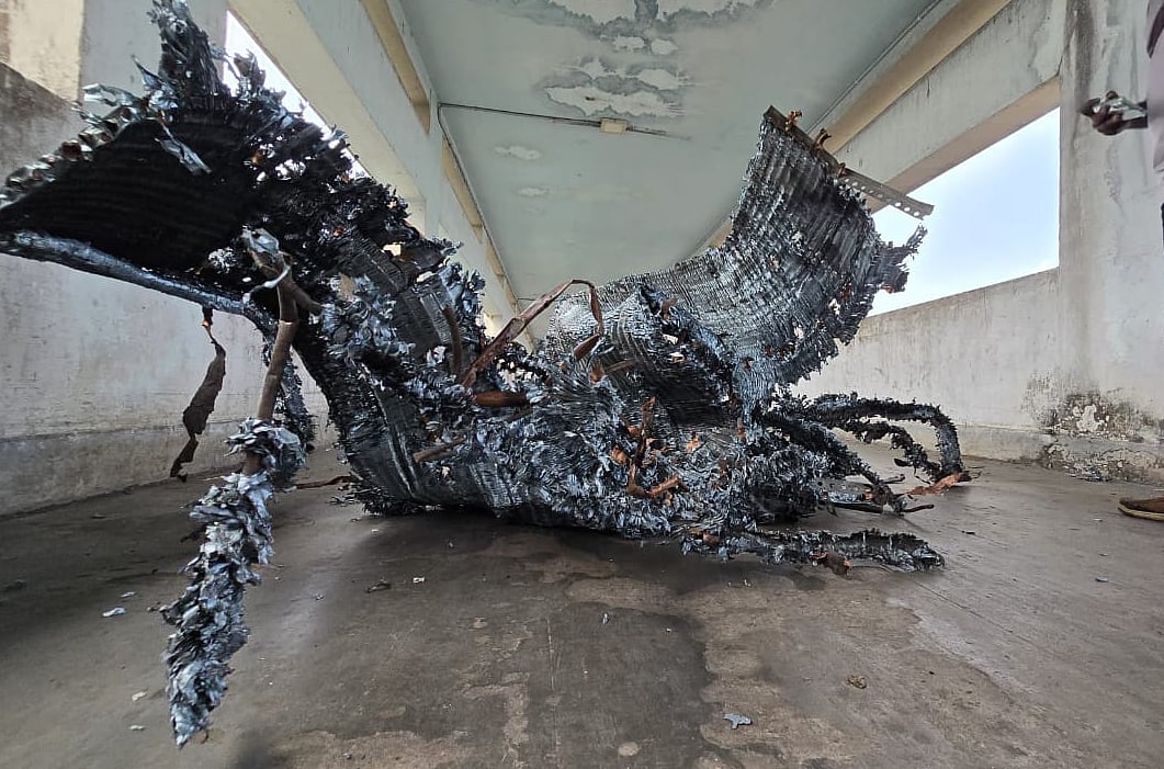 বিস্ফোরিত এসির অংশবিশেষ এসে পড়ে পাশের বারান্দায়