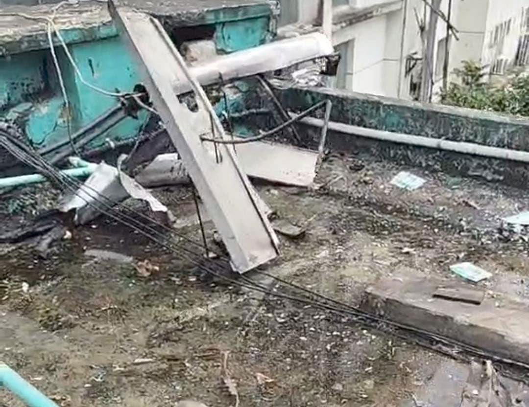 চট্টগ্রাম মেডিকেল কলেজ হাসপাতালে বিস্ফোরণে ক্ষতিগ্রস্ত শীতাতপনিয়ন্ত্রণ যন্ত্র