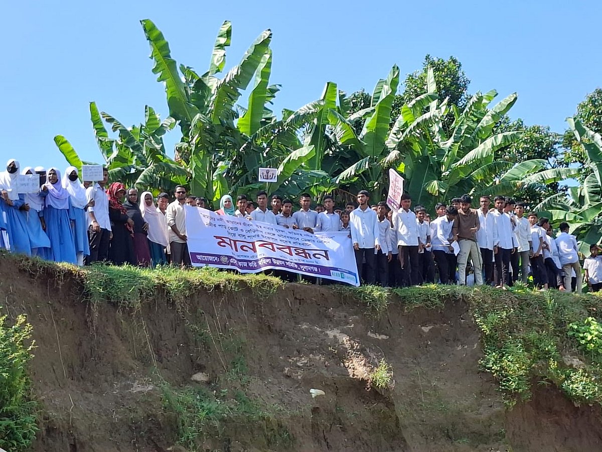 নদী থেকে অবৈধভাবে বালু উত্তোলনের কারণে ঝুঁকিতে পড়েছে বেড়িবাঁধ ও পাশের স্কুল। সেখানে অবৈধ বালু উত্তোলন বন্ধের দাবিতে রতারগাঁও উচ্চবিদ্যালয় ও কলেজের শিক্ষক-শিক্ষার্থীদের মানববন্ধন। আজ দুপুরে সুনামগঞ্জের বিশ্বম্ভরপুর উপজেলার পিয়ারপুল এলাকায়