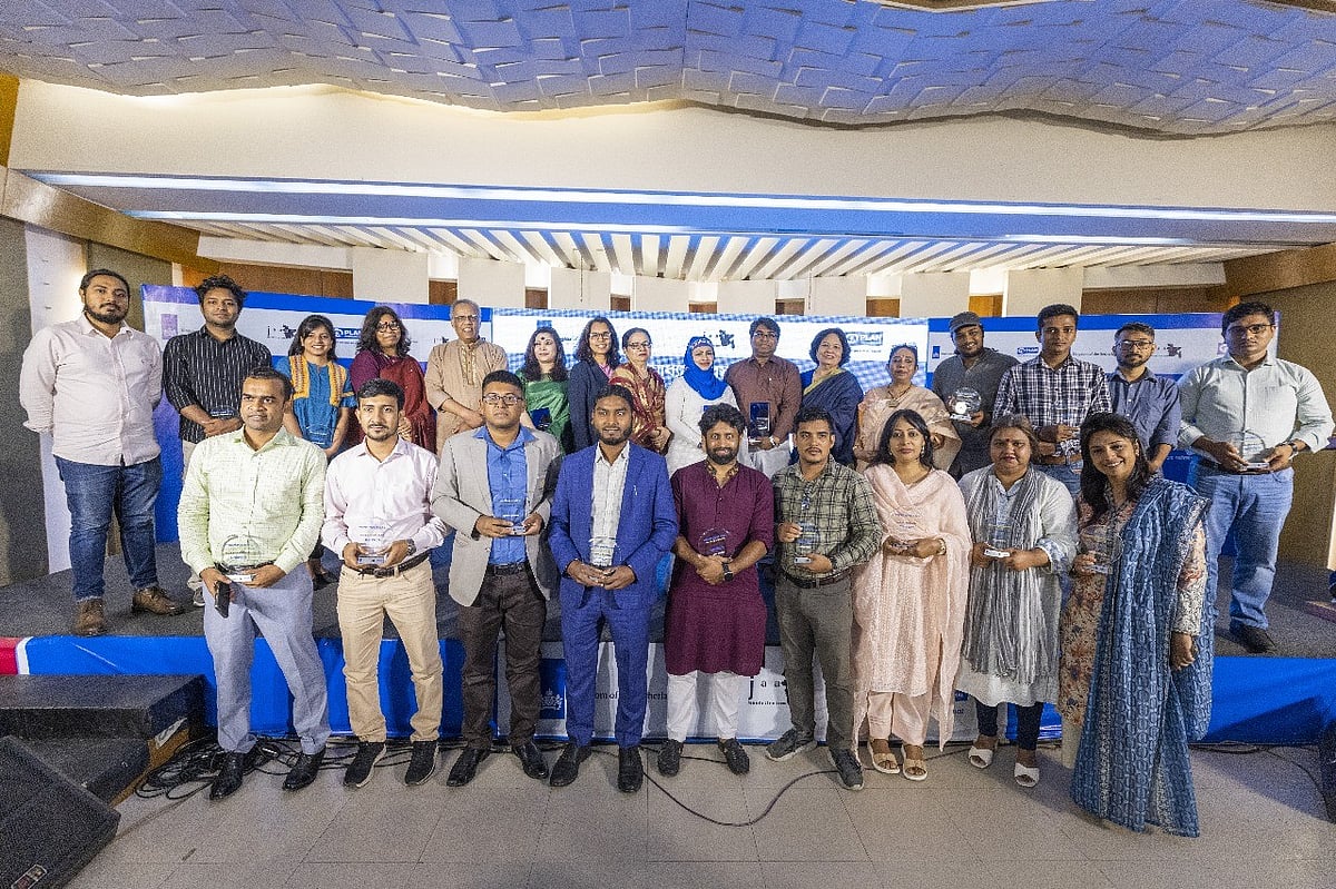 ঢাকায় বিশ্বসাহিত্য কেন্দ্রে আজ সোমবার জেন্ডার সংবেদনশীল সাংবাদিকতায় গণমাধ্যম পুরস্কার বিজয়ীদের সঙ্গে অতিথিরা