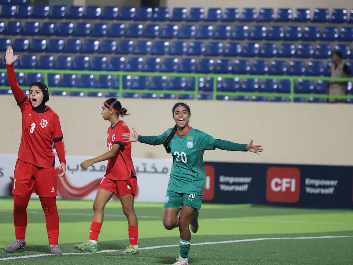 বাংলাদেশকে এগিয়ে দেওয়া গোলের পর সৌরভী আকন্দের উদ্‌যাপন (ডানে)