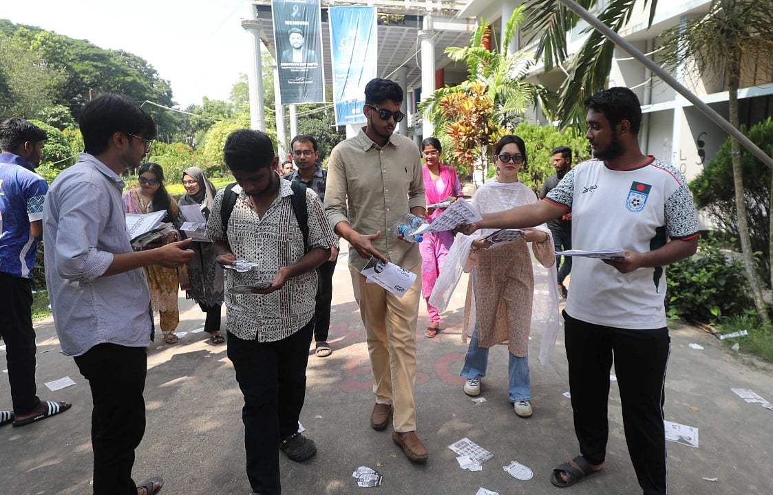 শিক্ষার্থীদের হাতে প্রার্থীদের প্রচারপত্র তুলে দেওয়া হচ্ছে। আজ সকালে বিশ্ববিদ্যালয়ের ব্যবসায় প্রশাসন অনুষদের সামনে