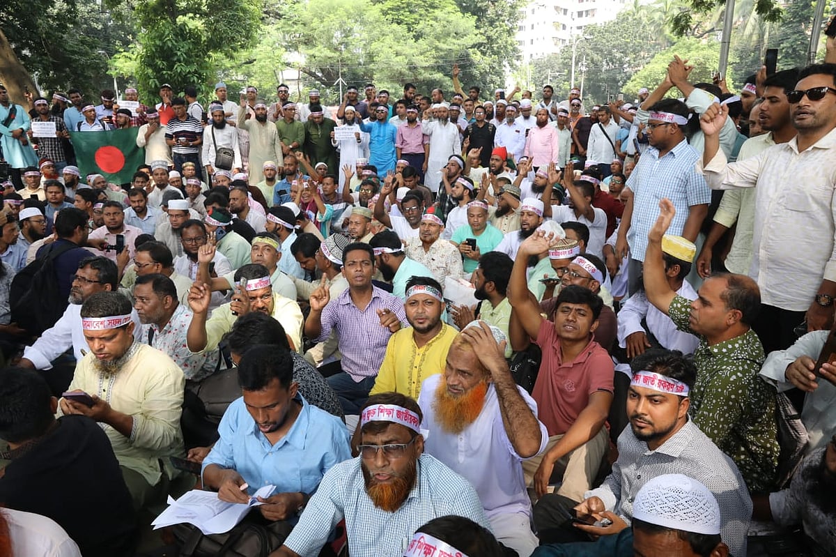বাড়িভাড়া মূল বেতনের ২০ শতাংশ করার দাবিতে আন্দোলন করছিলেন এমপিওভুক্ত শিক্ষক-কর্মচারীরা