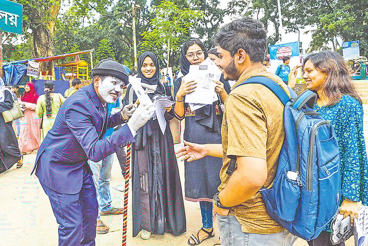 চাকসু নির্বাচনে সহ-সাহিত্য সংস্কৃতি ও প্রকাশনা সম্পাদক প্রার্থী মো. উলফাতুর রহমান চার্লি চ্যাপলিন সেজে ভোটারদের কাছে ভোট চাইছেন। গতকাল দুপুরে রেলস্টেশনের সামনে