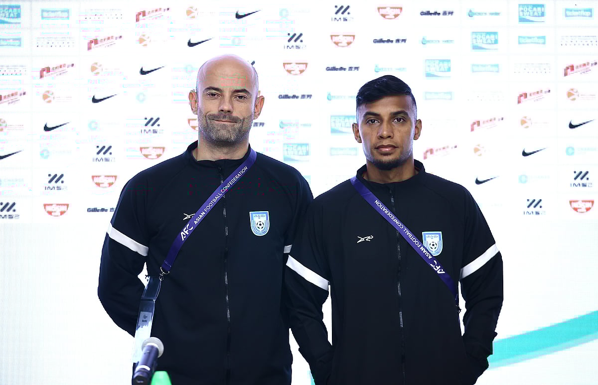 হংকংয়ে আজ সংবাদ সম্মেলনে হাজির হন কোচ হাভিয়ের কাবরেরা ও জামাল ভূঁইয়া