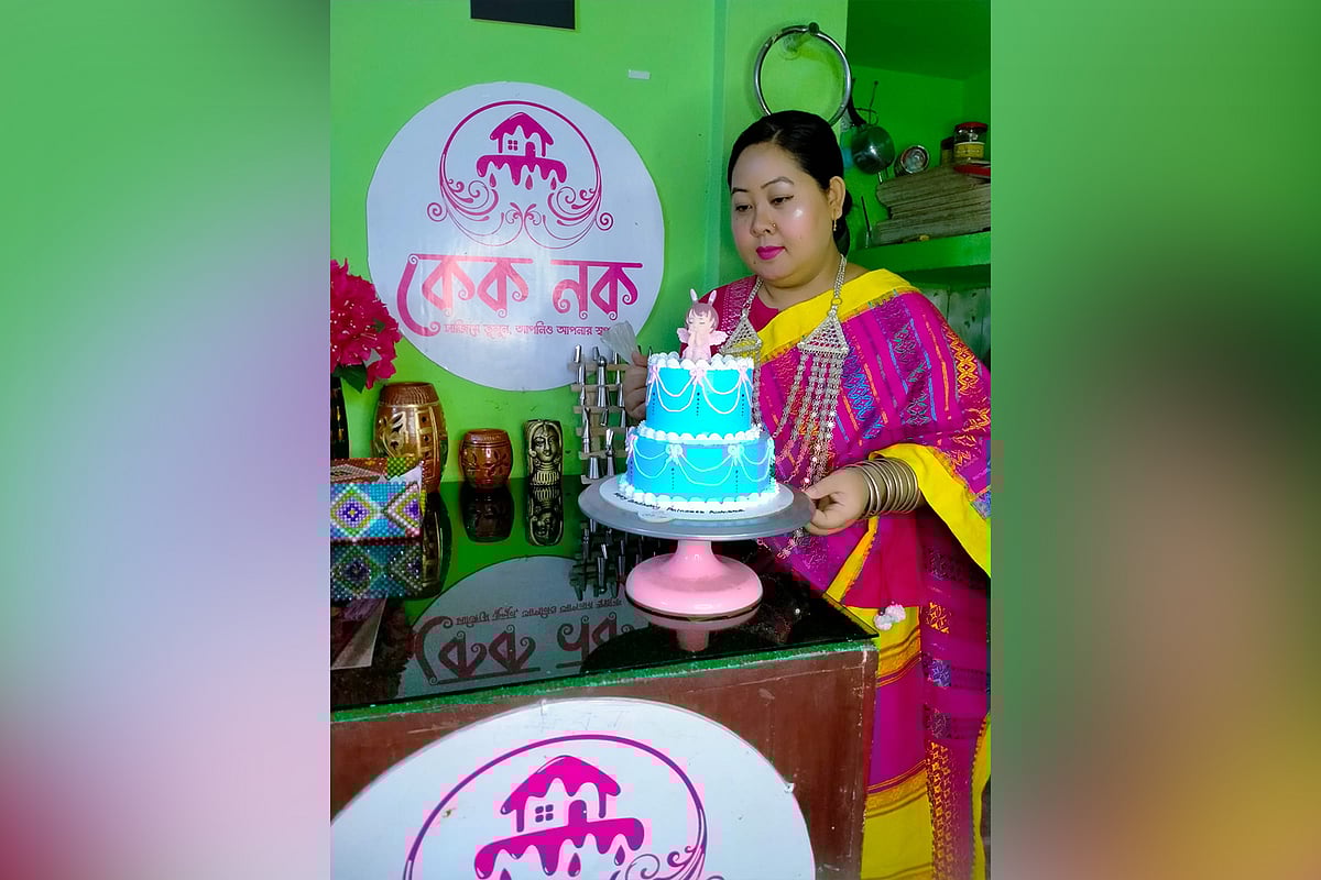 নিজের বানানো কেক নিয়ে দোকানে জেসমিন ত্রিপুরা। সম্প্রতি তোলা