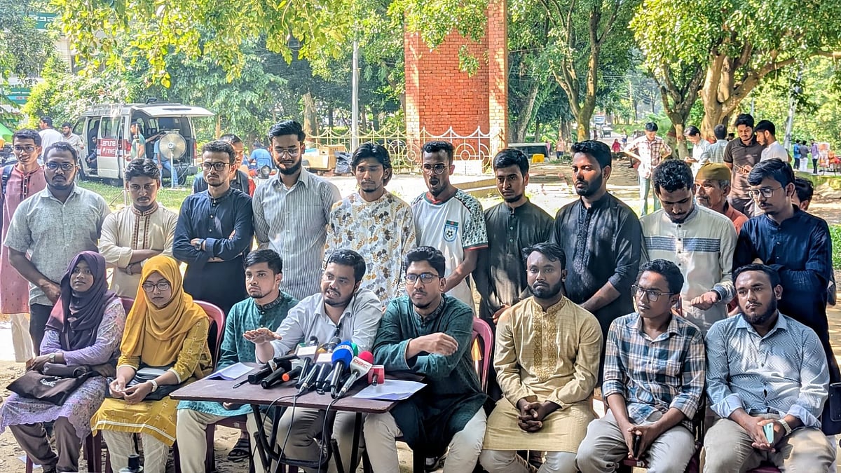 ছাত্রশিবির সমর্থিত ‘সম্প্রীতির শিক্ষার্থী জোট’ প্যানেলের সংবাদ সম্মেলন। আজ বেলা একটায় বিশ্ববিদ্যালয়ের বুদ্ধিজীবী চত্বরে