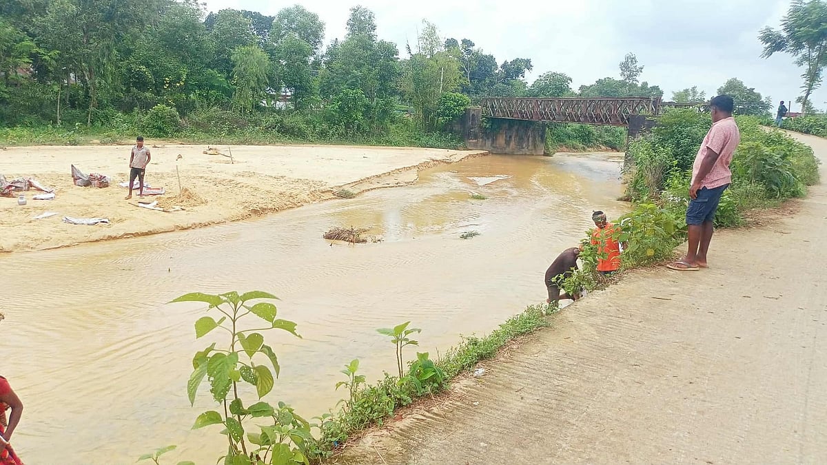 হবিগঞ্জের চুনারুঘাট উপজেলার দেউন্দি চা-বাগানের পাশের গিলানী ছড়া থেকে এভাবেই প্রতিদিন বালু উত্তোলন করা হচ্ছে। এতে ছড়াটি এখন বিশাল খাদে পরিণত হয়েছে। পাশাপাশি পাশের সেতুটিও ঝুঁকিতে পড়েছে
