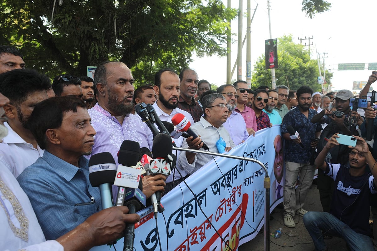 ঢাকা-সিলেট মহাসড়ক দ্রুত সংস্কার ও যাতায়াতের দুর্ভোগ দূর করার দাবিতে সিলেটে গণ-অবস্থান ও মানববন্ধন কর্মসূচিতে বক্তব্য দেন জেলা বিএনপির সভাপতি আবদুল কাইয়ুম চৌধুরীর। আজ সোমবার দুপুর সাড়ে ১২টার দিকে দক্ষিণ সুরমার হুমায়ুন রশিদ চত্বর এলাকায়