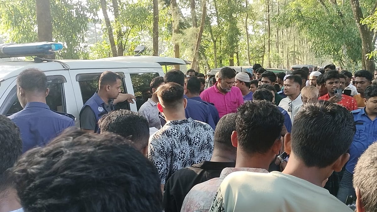 নোয়াখালীর সুবর্ণচর উপজেলার পরিষ্কার বাজার সড়কে এক ব্যক্তিকে হত্যার পর ঘটনাস্থলে পুলিশ ও মানুষজনের ভিড়। আজ বিকেল সাড়ে তিনটায়