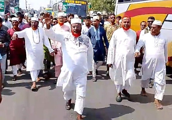 আজ সোমবার খুলনা–৫ আসনের (ডুমুরিয়া–ফুলতলা) ডুমুরিয়া বাজারে নির্বাচনী গণসংযোগ করেন বাংলাদেশ জামায়াতে ইসলামীর সেক্রেটারি জেনারেল মিয়া গোলাম পরওয়ার