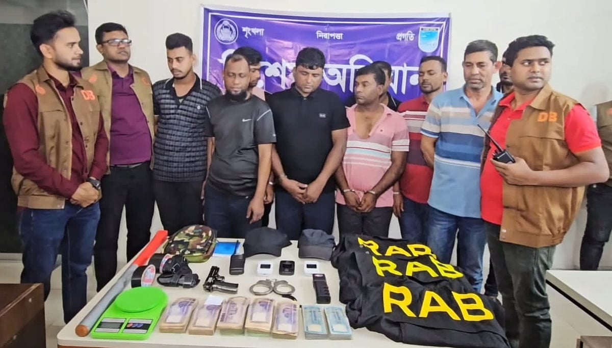 গ্রেপ্তার ৯ ব্যক্তি, জব্দ করা নগদ টাকা ও ডাকাতি কাজে ব্যবহৃত সামগ্রী। সম্প্রতি ঢাকা জেলা (উত্তর) গোয়েন্দা পুলিশের (ডিবি) কার্যালয়ে