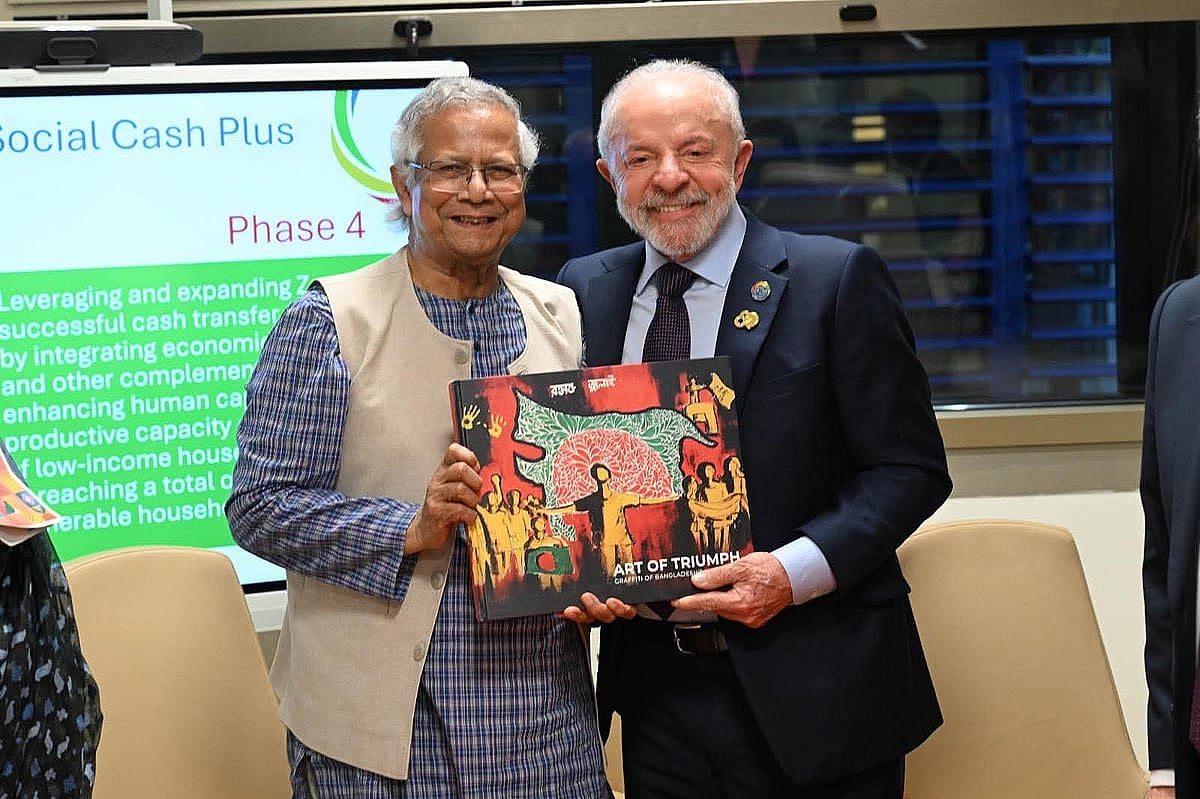 ওয়ার্ল্ড ফুড ফোরামের (ডব্লিউএফএফ) অনুষ্ঠানের ফাঁকে ব্রাজিলের প্রেসিডেন্ট লুইজ ইনাসিও লুলা দা সিলভার সঙ্গে বৈঠক করেন অন্তর্বর্তী সরকারের প্রধান উপদেষ্টা অধ্যাপক মুহাম্মদ ইউনূস। ইতালির রোমে, ১৩ অক্টোবর ২০২৫