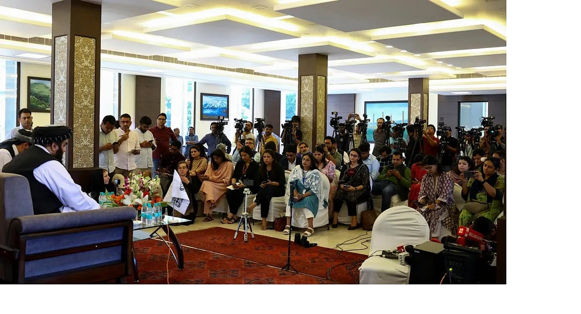 ভারতে নারী সাংবাদিকদের সঙ্গে সংবাদ সম্মেলনে আফগানিস্তানের পররাষ্ট্রমন্ত্রী আমির খান মুত্তাকি। ১২ অক্টোবর ২০২৫, নয়াদিল্লি