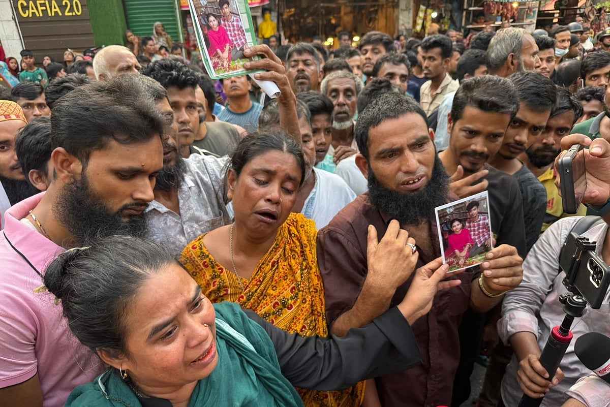 আরএন ফ্যাশনের সামনে মেয়ে মার্জিয়া ও জামাতা জয়ের ছবি নিয়ে আহাজারি করছিলেন মার্জিয়ার মা–বাবা