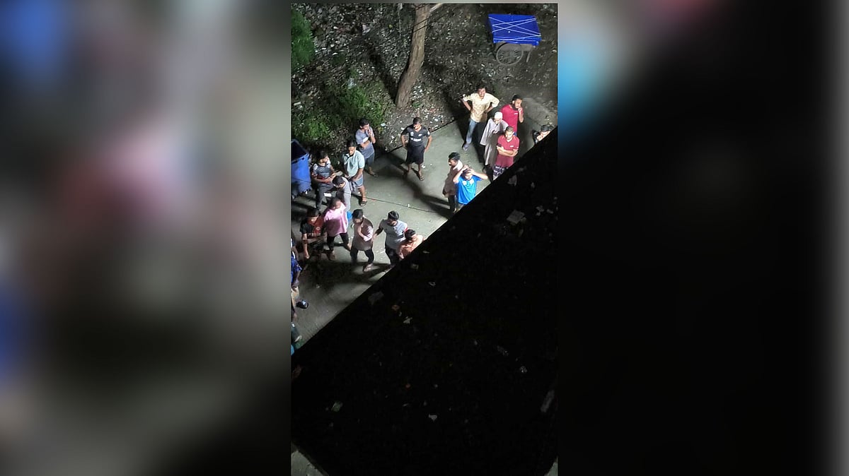 মঙ্গলবার রাত ১১টার দিকে ঢাকা কলেজের দক্ষিণ ছাত্রাবাসে উত্তেজনাকর পরিস্থিতি সৃষ্টি হয়