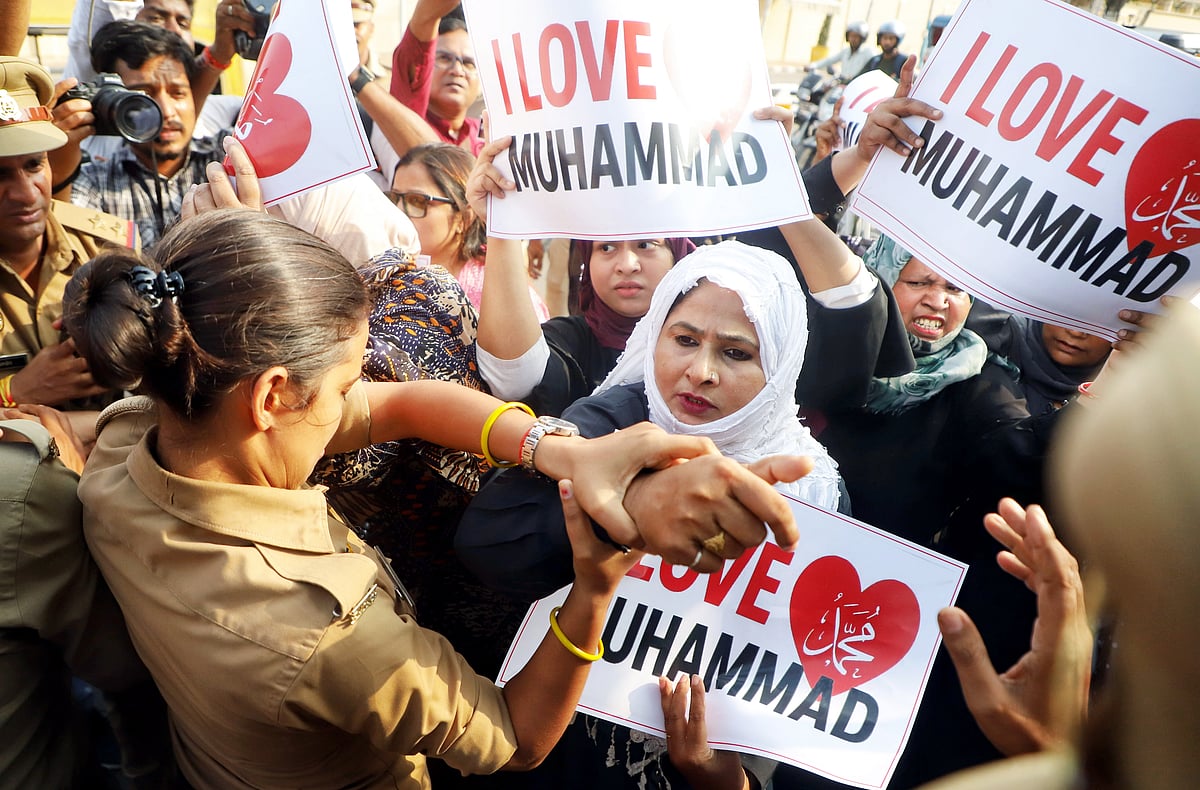 ভারতের কানপুরে ‘আই লাভ মোহাম্মদ (সা.)’ লেখা–সংবলিত ঈদে মিলাদুন্নবী শোভাযাত্রায় অংশ নেওয়া মুসলিমদের বিরুদ্ধে মামলা করায় রাজ্যে লক্ষ্ণৌতে বিক্ষোভ। ২০ সেপ্টেম্বর ২০২৫, উত্তর প্রদেশ