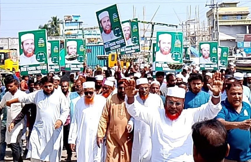 খুলনার চুকনগর এলাকায় নির্বাচনী প্রচারণা চালান জামায়াতের সেক্রেটারি জেনারেল মিয়া গোলাম পরওয়ার। মঙ্গলবার বেলা ১১টার দিকে চুকনগর বাজারে