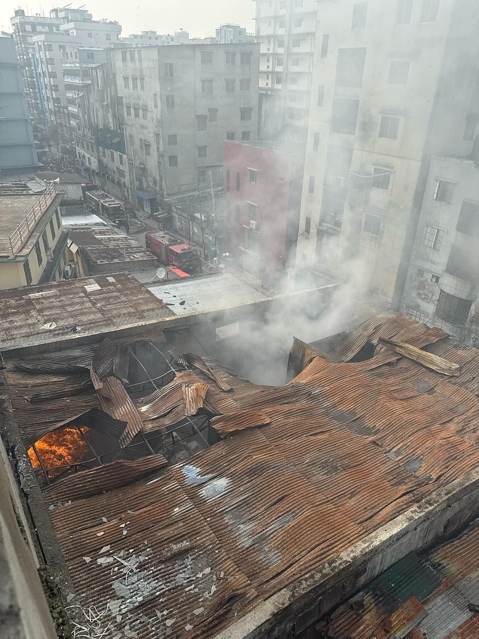 রাজধানীর মিরপুরের শিয়ালবাড়িতে একটি পোশাক কারখানা ও একটি রাসায়নিকের গুদামে আগুন লাগে