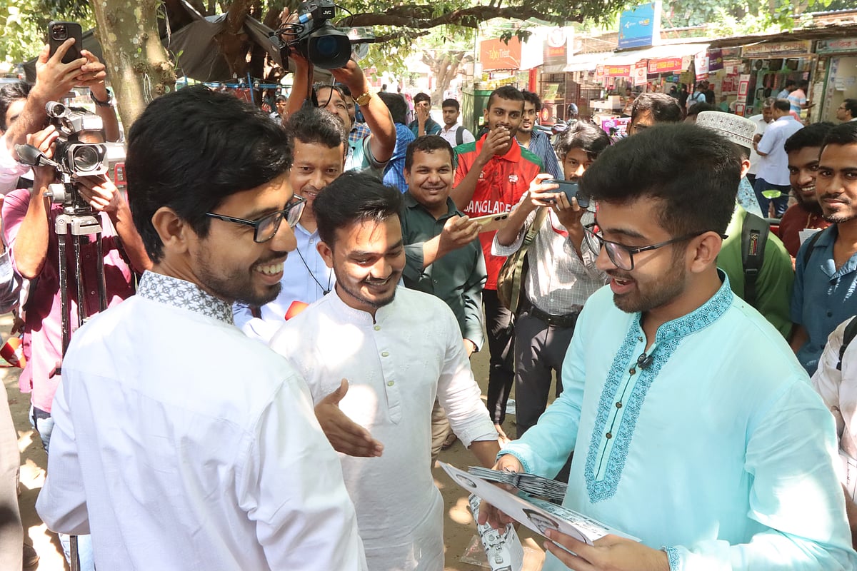 রাকসু নির্বাচনের প্রচারণার ফাঁকে কুশল বিনিময় করেন ছাত্র শিবির মনোনীত ও ছাত্রদল মনোনীত ভিপি প্রার্থী। আজ পরিবহন মার্কেট এলাকায়