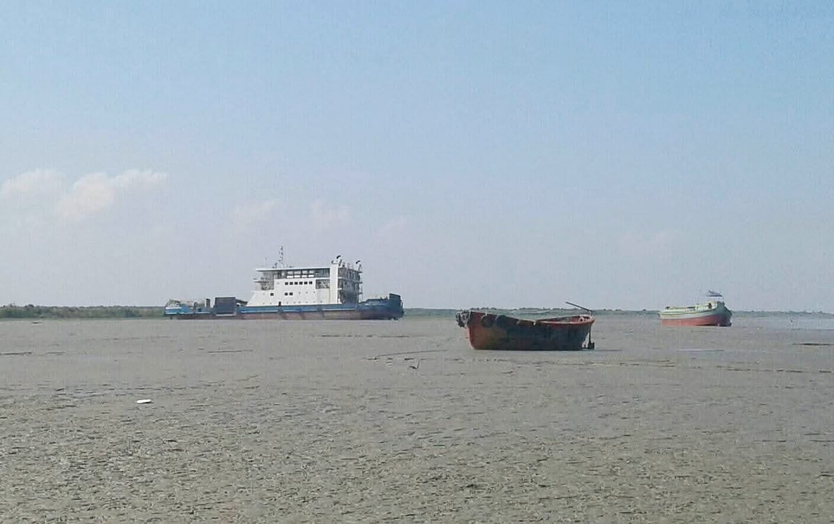 চট্টগ্রামের সন্দ্বীপের গুপ্তছড়া ঘাটের কাছে আটকে পড়ে ফেরি কপোতাক্ষ। আজ সকালে তোলা