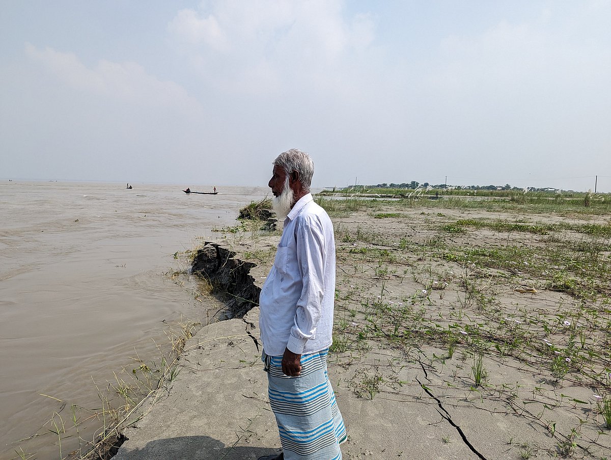 নদীর তীরে দাঁড়িয়ে বিলীন হয়ে যাওয়া বসতবাড়ির শেষ চিহ্ন খুঁজছিলেন মোসলেম শেখ। সম্প্রতি তোলা