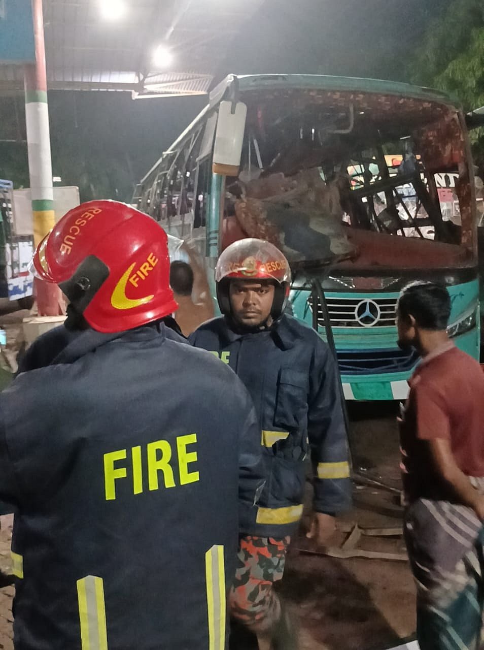 দুর্ঘটনায় ক্ষতিগ্রস্ত বাসের পাশে ফায়ার সার্ভিসের সদস্যরা। গতকাল রাতে