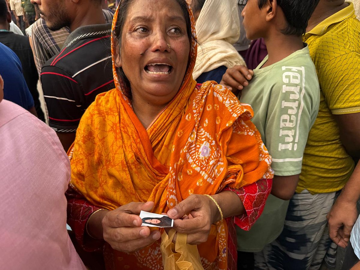 মেয়ে নার্গিস আক্তারের ছবি হাতে মা সুরমা বেগমের আহাজারি