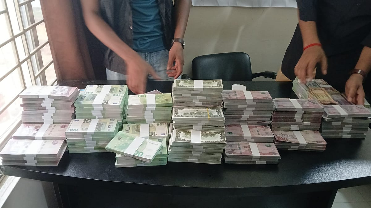 চট্টগ্রামের একটি ফ্ল্যাট থেকে জব্দ করা জাল বিদেশি মুদ্রা