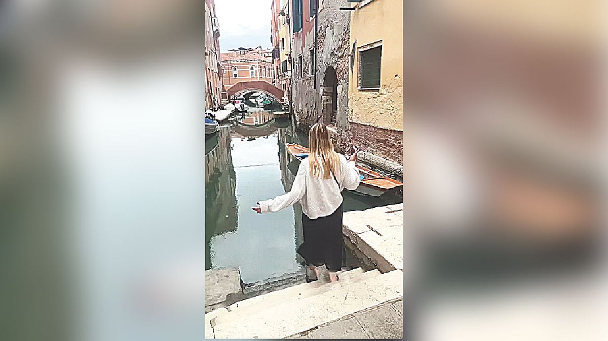 গুগল ম্যাপ দেখে সিঁড়ি বেয়ে নিচে নেমে যাচ্ছেন ভিক্টোরিয়া গুজেনদা।