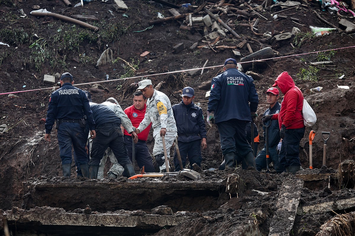 উদ্ধারকাজে সহায়তার জন্য প্রায় ১০ হাজার সেনাসদস্য মোতায়েন করা হয়েছে।