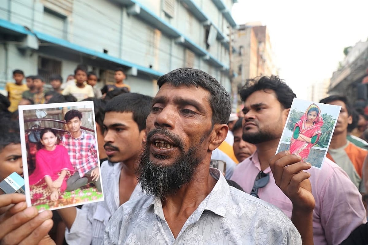 আগুন লাগা পোশাক কারখানার সামনে স্বজনদের খোঁজ পেতে উদ্বেগাকুল মানুষ। ১৪ অক্টোবর। রাজধানীর মিরপুরে