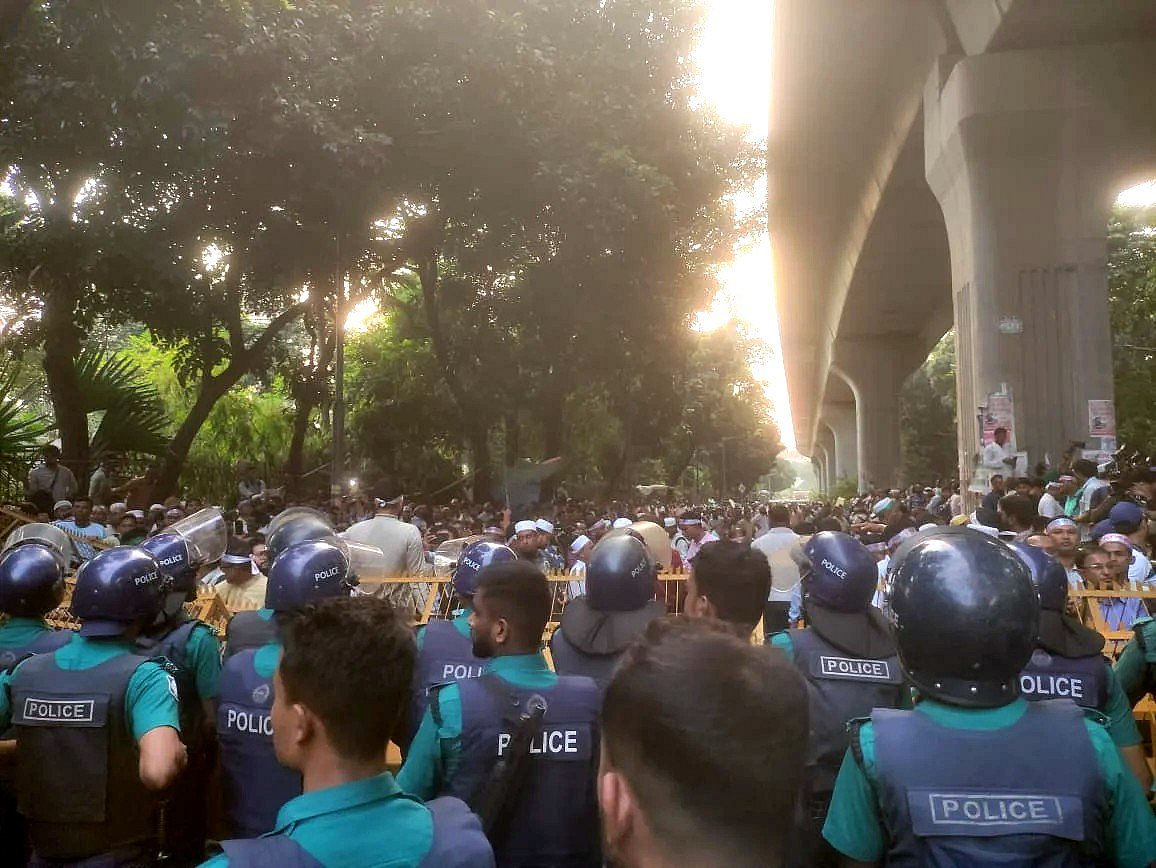 হাইকোর্ট মোড়ে পৌঁছলে পুলিশ শিক্ষক-কর্মচারীদের বাধা দেয়