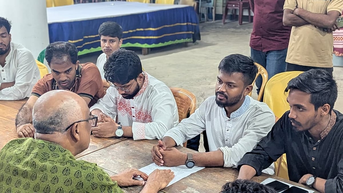 ছাত্রশিবির সমর্থিত প্যানেলের বিরুদ্ধে অভিযোগ দিচ্ছেন ছাত্রদল সমর্থিত প্যানেল, ও সর্বজনীন শিক্ষার্থী সংসদ প্যানেলের প্রার্থীরা। গতকাল রাত একটার দিকে চাকসু ভবনের দ্বিতীয় তলায়