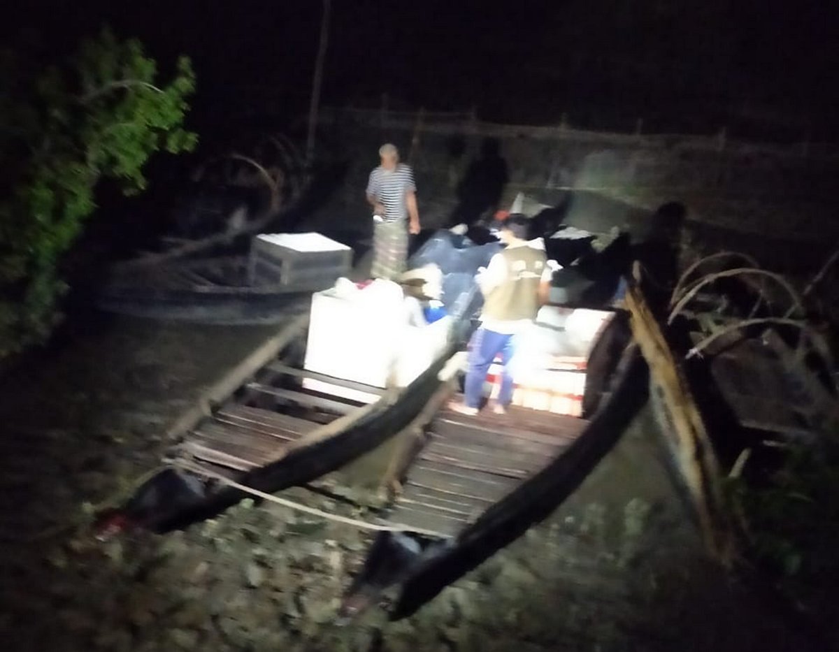 কয়রা উপজেলার শাকবাড়িয়া নদীর তীরে গতকাল সোমবার মধ্যরাতে অভিযান চালিয়ে বনরক্ষীরা হরিণের মাংস ও মাছ উদ্ধার করেন