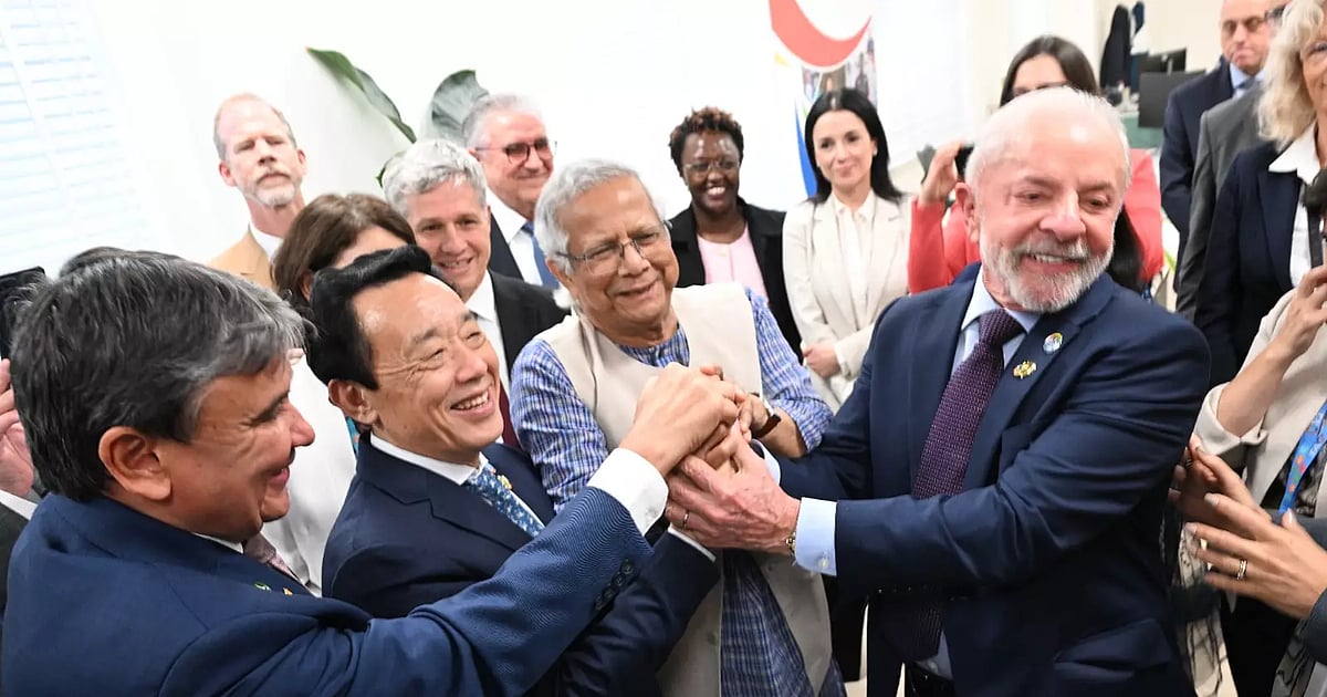 প্রধান উপদেষ্টা অধ্যাপক মুহাম্মদ ইউনূস ব্রাজিলের প্রেসিডেন্ট লুইজ ইনাসিও লুলা দা সিলভা ও জাতিসংঘের খাদ্য ও কৃষি সংস্থার (এফএও) মহাপরিচালক কু দং ইউ এর সঙ্গে রোমে ক্ষুধা ও দারিদ্র্যের বিরুদ্ধে গঠিত গ্লোবাল অ্যালায়েন্সের নতুন কার্যালয় উদ্বোধন করেছেন