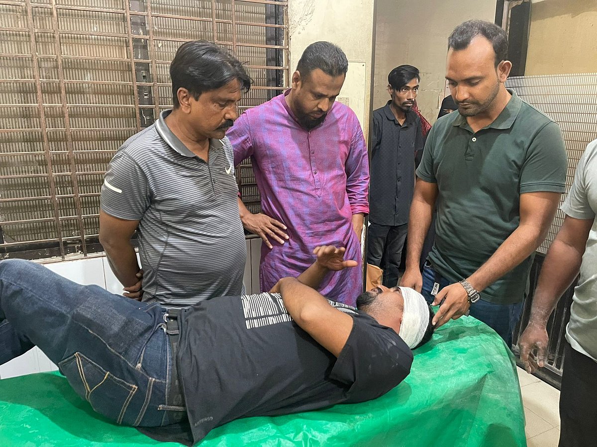 কুষ্টিয়ার কুমারখালী উপজেলার ছেঁউড়িয়ায় লালন আখড়াবাড়িতে সংবাদ সংগ্রহের সময় হামলার শিকার হন ঢাকা পোস্টের কুষ্টিয়া প্রতিনিধি রাজু আহমেদ। আজ মঙ্গলবার দুপুরে কুষ্টিয়া জেনারেল হাসপাতালে
