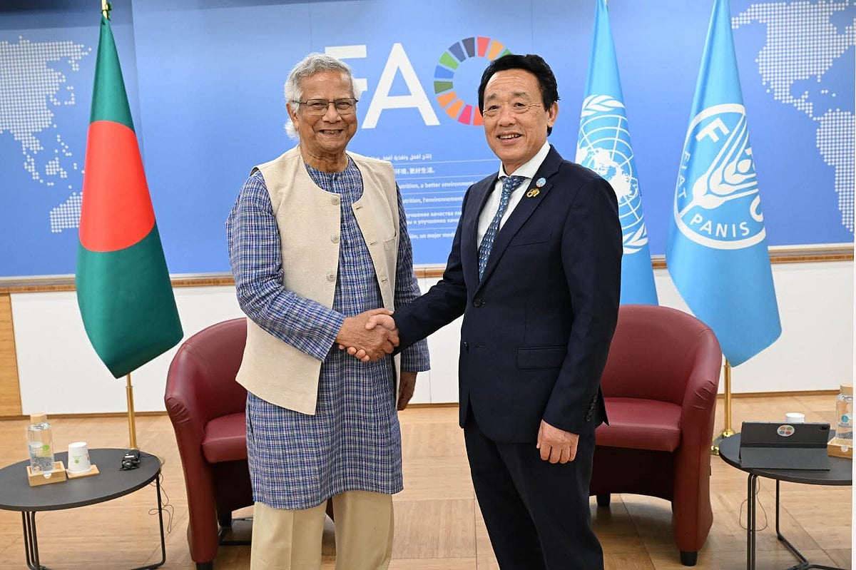 অন্তর্বর্তী সরকারের প্রধান উপদেষ্টা অধ্যাপক মুহাম্মদ ইউনূসের সঙ্গে বৈঠক করেন জাতিসংঘের খাদ্য ও কৃষি সংস্থার (এফএও) মহাপরিচালক কু দোংইউ। ইতালির রোমে, ১৩ অক্টোবর ২০২৫
