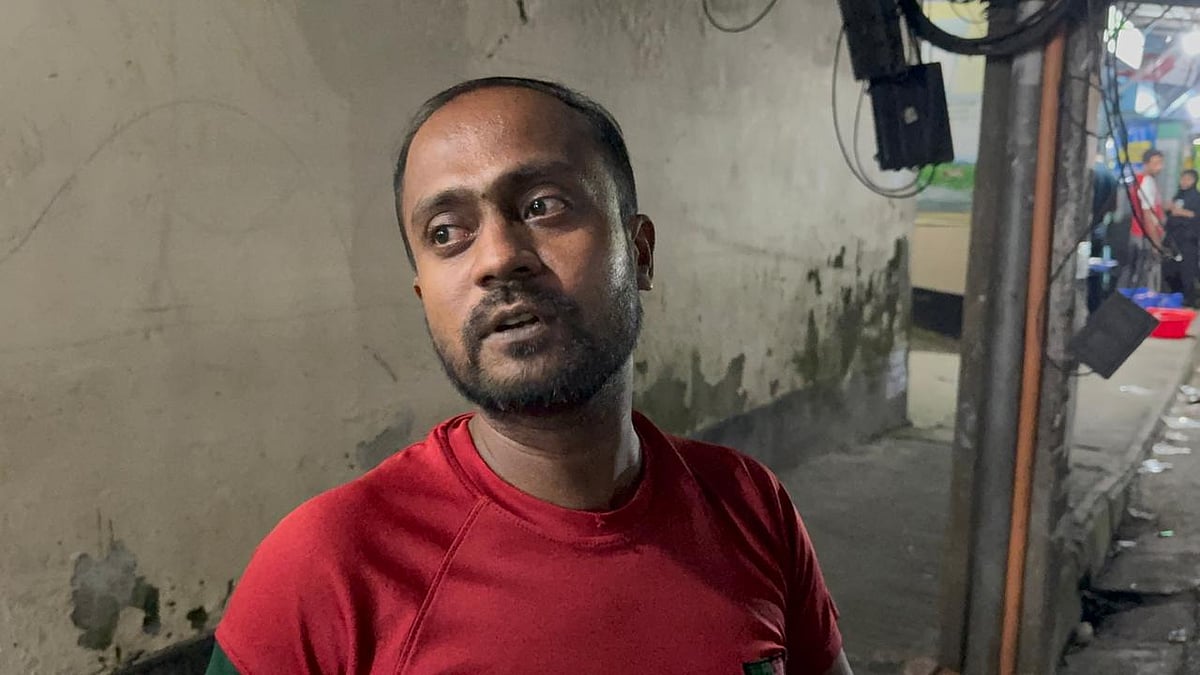 রাজধানীর মিরপুরের শিয়ালবাড়িতে আগুনের ঘটনার বিবরণ দিয়েছেন পোশাক কারখানার ‘কাটিং মাস্টার’ মোহাম্মদ নাজমুল। আজ মঙ্গলবার মিরপুরের শিয়ালবাড়িতে