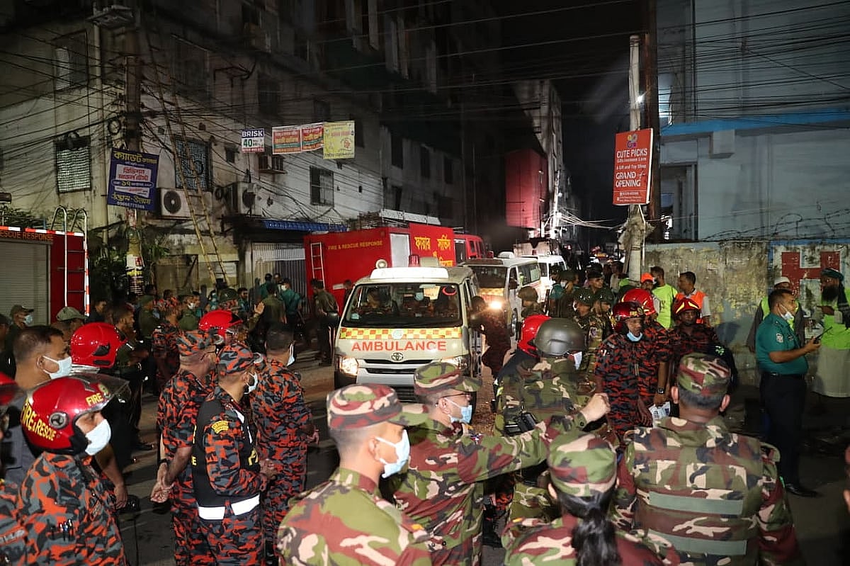 আগুনে নিহত ব্যক্তিদের লাশ অ্যাম্বুলেন্সে করে নিয়ে যাওয়া হচ্ছে। আজ মঙ্গলবার রাতে ঢাকার মিরপুরের শিয়ালবাড়িতে