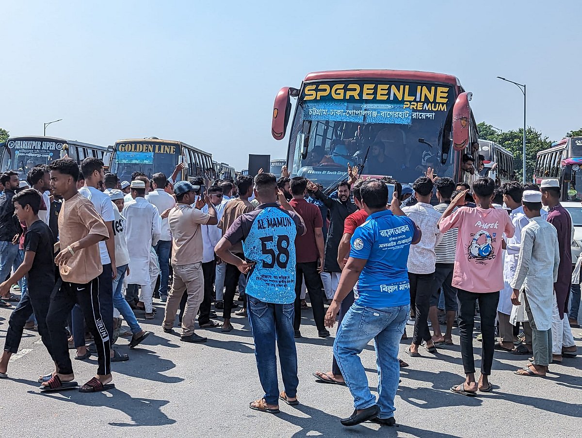 প্রস্তাবিত ফরিদপুর বিভাগে শরীয়তপুর জেলার নাম অন্তর্ভুক্ত না করার দাবিতে ও ঢাকা বিভাগে রাখার দাবিতে পদ্মা সেতুর টোল প্লাজার সামনে অবরোধ করা হয়েছে। আজ মঙ্গলবার সকালে
