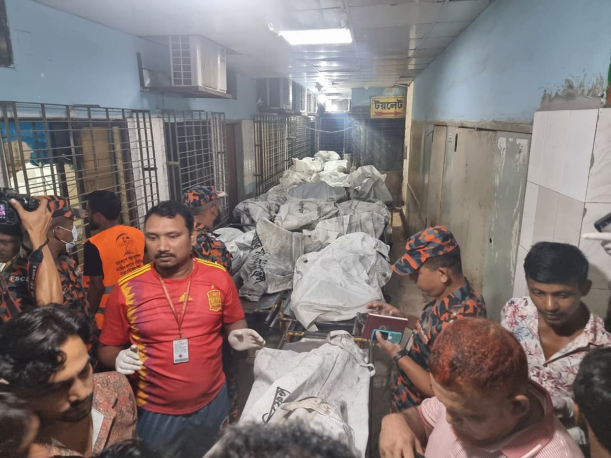 ঢাকা মেডিকেল কলেজের (ঢামেক) মর্গে আনা হয়েছে ১৬ মরদেহ