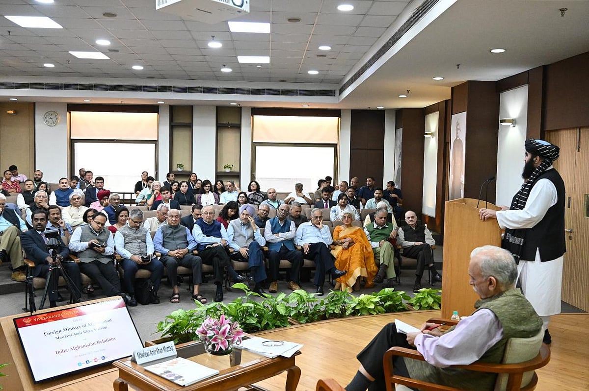 দিল্লিতে বিবেকানন্দ ইন্টারন্যাশনাল ফাউন্ডেশানে (ভিআইএফ) বক্তব্য দিচ্ছেন তালেবান সরকারের পররাষ্ট্রমন্ত্রী আমির খান মুত্তাকি। থিংক ট্যাঙ্ক প্রতিষ্ঠান ভিআইএফের মূল সংগঠন বিবেকানন্দ কেন্দ্র, যেটির প্রতিষ্ঠাতা আরএসএসের পঞ্চাশের দশকের সাধারণ সম্পাদক একনাথ রানাদে। ভিআইএফের প্রতিষ্ঠাতা অজিত দোভাল, যিনি এখন ভারতের ভারতের জাতীয় নিরাপত্তা উপদেষ্টা। ১১ অক্টোবর, ২০২৫