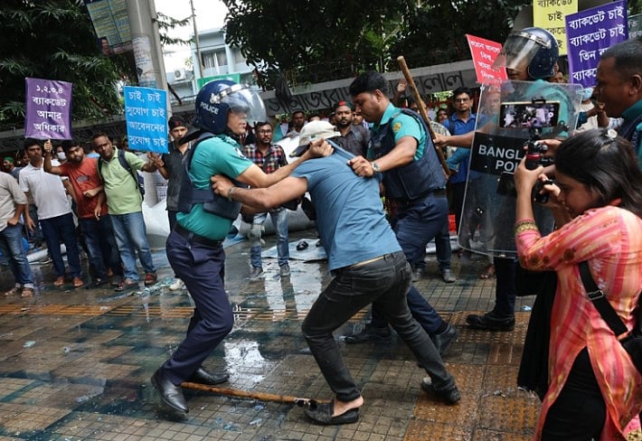 এপিওভুক্ত শিক্ষকদের সঙ্গে পুলিশের মারমুখী আচরণ সমালোচনা তৈরি করেছে
