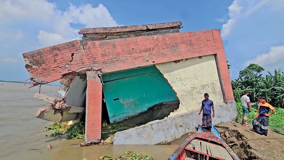 ভেদরগঞ্জের কাচিকাটা ইউনিয়নের উত্তর মাথাভাঙা আবদুল মান্নান সরকারি প্রাথমিক বিদ্যালয়টি গত ১৪ সেপ্টেম্বর পদ্মা নদীতে বিলীন হয়ে গেছে। এতে শিক্ষার্থীরা বিপাকে পড়েছে