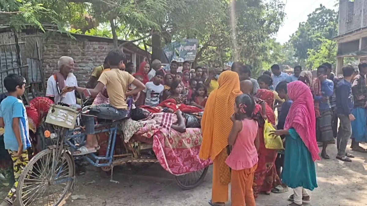 চাঁপাইনবাবগঞ্জের নাচোল উপজেলায় বিএনপির দুই পক্ষের সংঘর্ষে আহতদের হাসপাতালে নেওয়া হচ্ছে। মঙ্গলবার সকালে উপজেলার মারকইল গ্রামে