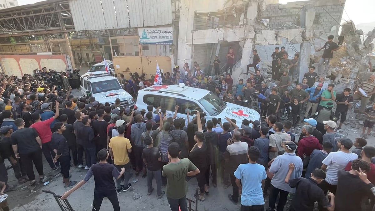 গাজা থেকে গতকাল সোমবার মুক্তি পাওয়া জিম্মিদের রেডক্রসের গাড়িতে ইসরায়েলে নেওয়া হয়