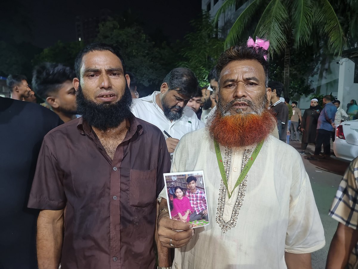 জয় ও মারজিয়ার ছবি হাতে ঢাকা মেডিকেলে তাঁদের স্বজনেরা। ঢাকা, ১৪ অক্টোবর