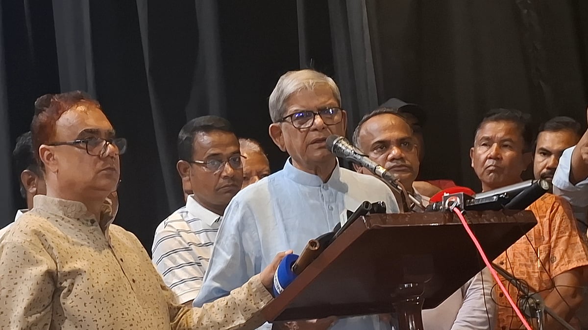 ঠাকুরগাঁও সদর উপজেলা ও রুহিয়া থানা বিএনপির বর্ধিত সভায় বক্তব্য দিচ্ছেন দলটির মহাসচিব মির্জা ফখরুল ইসলাম আলমগীর। মঙ্গলবার বিকেলে জেলা শিল্পকলা একাডেমি মিলনায়তনে