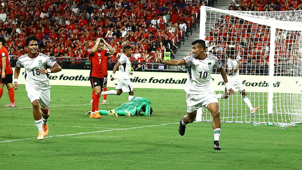 হংকংয়ের বিপক্ষে সমতা ফেরানো গোলের পর গোলদাতা রাকিব (ডানে) ও ফাহামিদুলের উদ্‌যাপন